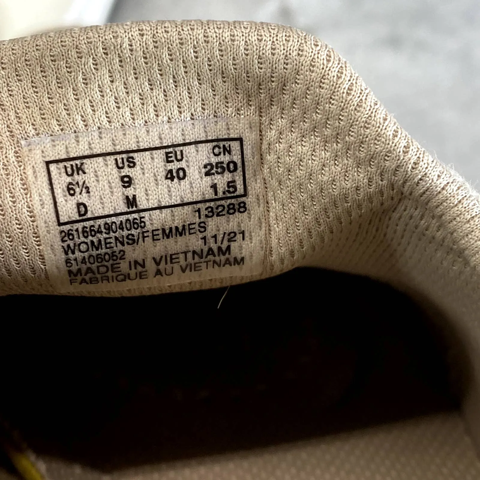 CLARKS COLLECTION Women's Sand Combination Teagan Go Slip-On Sneakers SZ 9