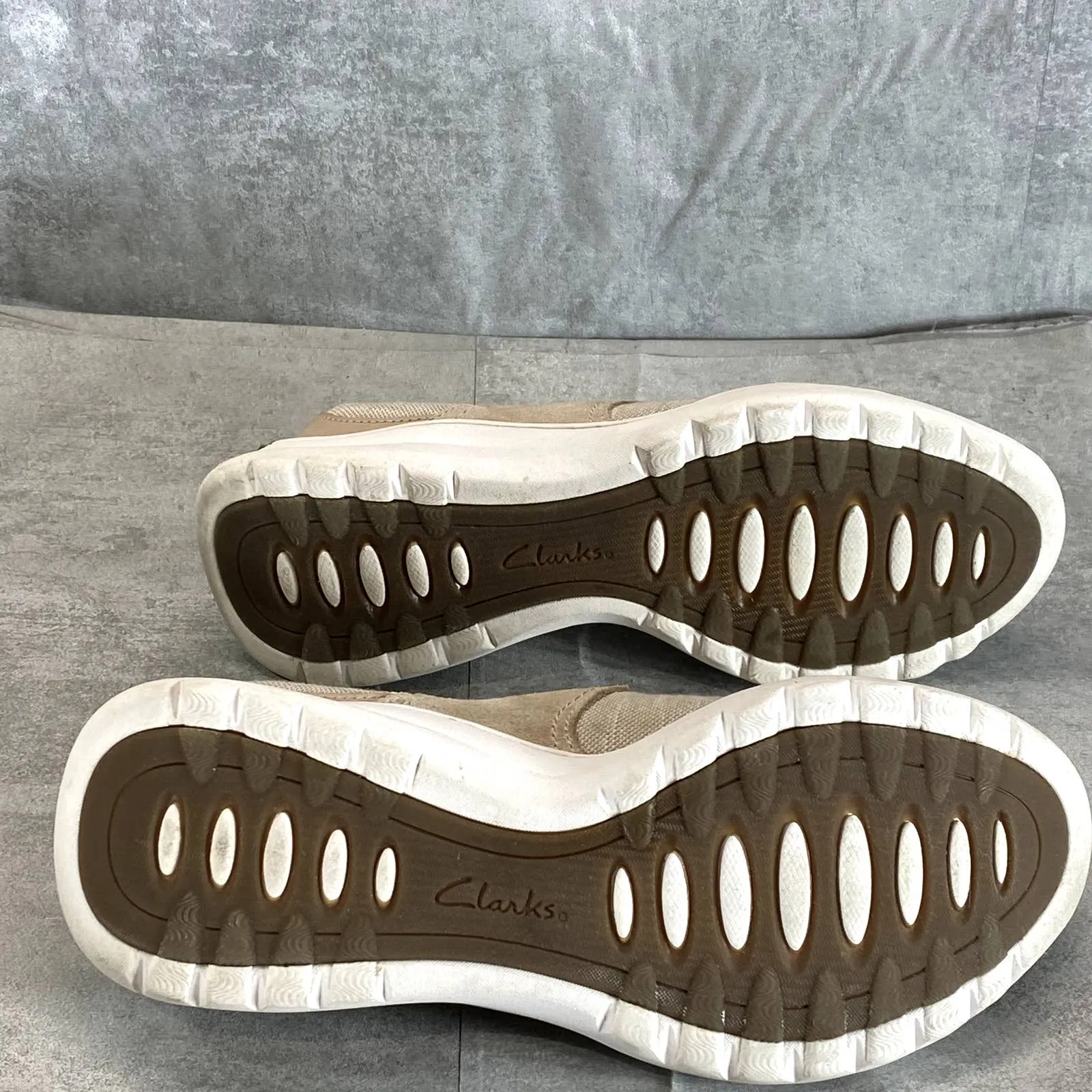 CLARKS COLLECTION Women's Sand Combination Teagan Go Slip-On Sneakers SZ 9