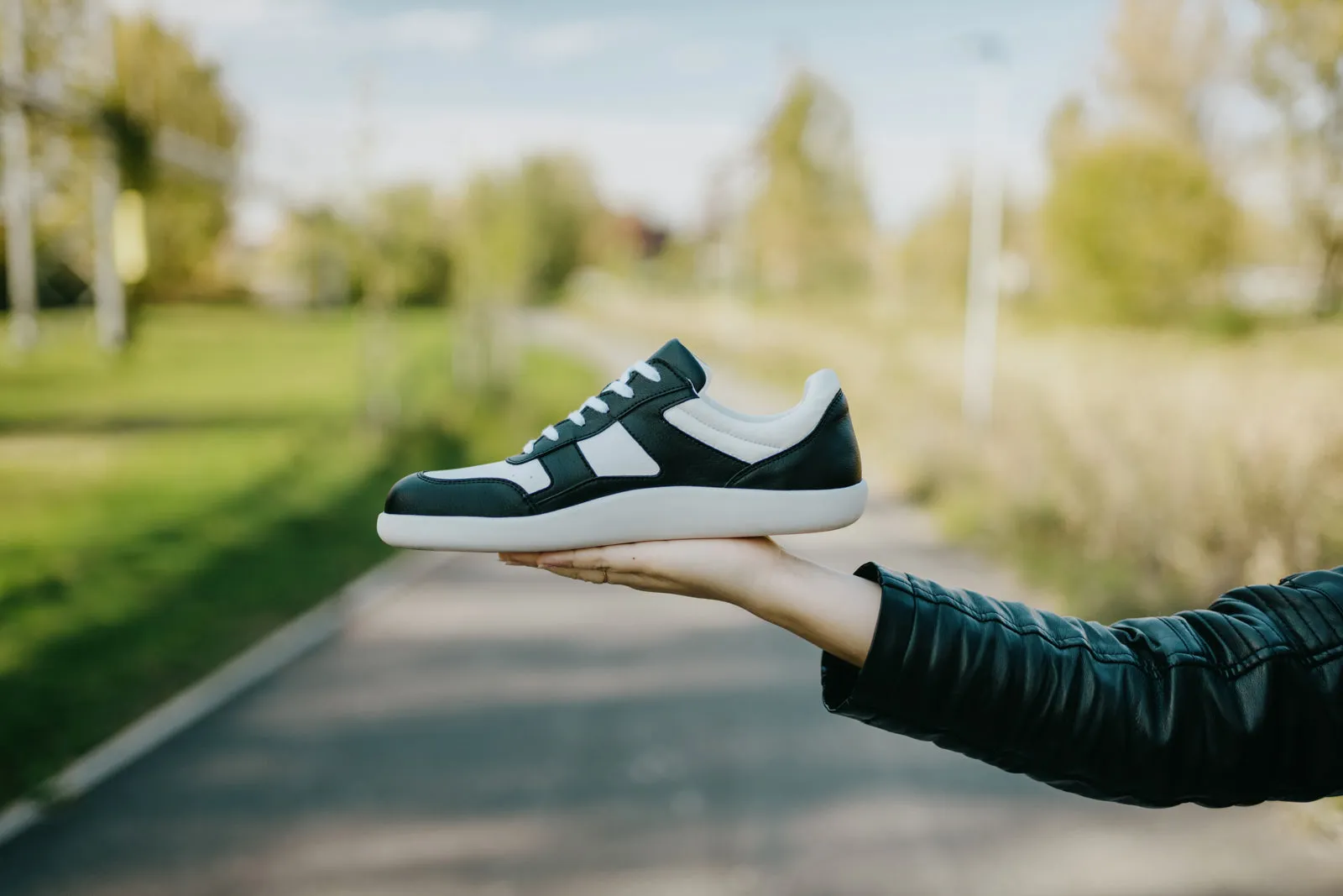 Women's Comfort Sneakers Yuva black and white